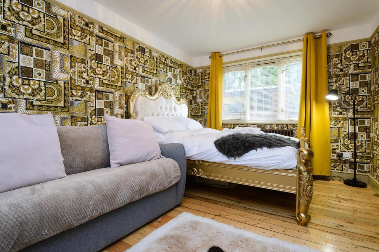 Deluxe 2 Bed Versace Bungalow Hot Tub, Sky Tv, Cinema Screen Saffron Walden Exteriér fotografie